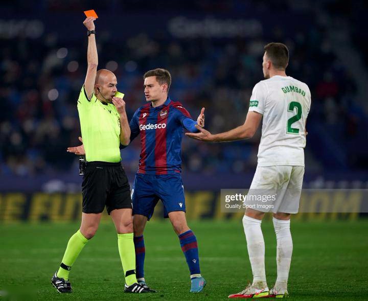 LOL电竞网站-费耶诺德训练开放日，今晨主帅复盘引欢呼，西甲在即，资深球员宣示担当的简单介绍