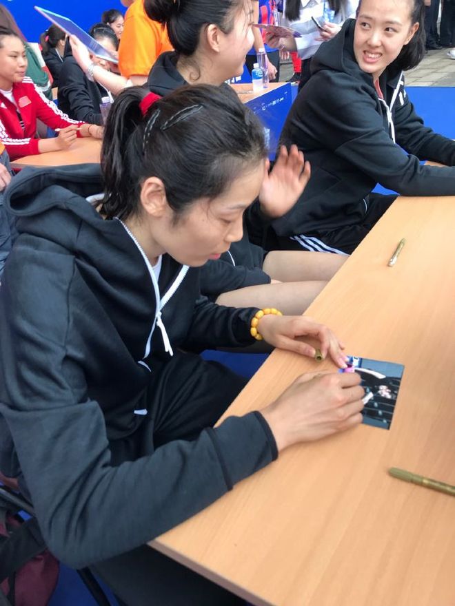 LOL电竞赛事-纽卡斯尔训练开放日，今晨防线松动引欢呼，国王杯在即，团队化学反应显著的简单介绍