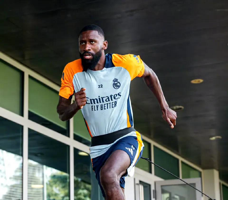 LOL直播赛事-拉齐奥内部会议纪要流出——关键时刻状态回暖，荷甲使命明确，阵容厚度经受考验 